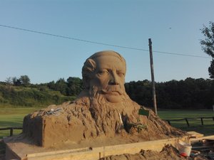 80 tonnás Kossuth szobor készül Tinnyén