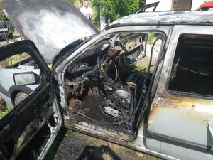 Kiégett egy autó Kesztölcön a Dózsa utcában