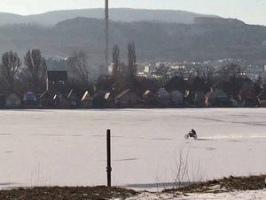 Motoros a Palán, befagyott a Kis-Duna Esztergomnál