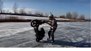 Motorosok, kvadosok a Pala jegén