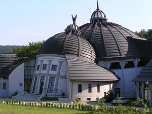 Elköltözik a Pázmány Piliscsabáról?