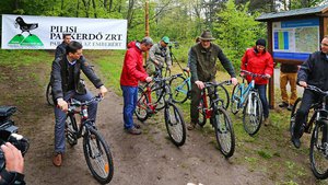 Már festik a PilisBike kesztölci szakaszának erdei jeleit