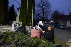 Meggyújtották a kesztölci adventi koszorú 3. gyertyáját