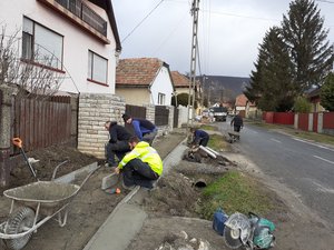 Pályázati pénzből elkezdődött a járdák felújítása 