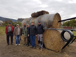 Szalmabálából tank: a kesztölciek szobrot állítottak az 56-os legendának