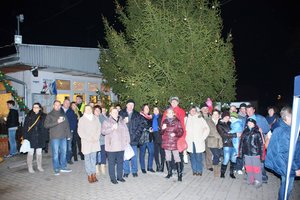 Csoportkép a vásár végén a karácsonyfa mellett