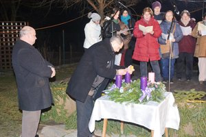 Pál atya meggyújtja a harmadik gyertyát