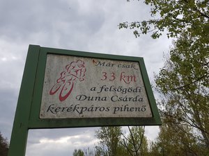 A felsőgödi Dunacsárdát már 33 kilométer távolságból hirdetik