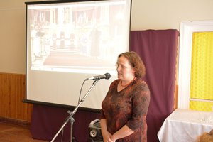 Sasváriné Borbíró Katalin köszönti az egybegyűlteket