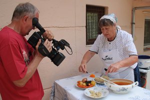 Kecskeméti Menyhértné, Magdi az ujdená polevkát tálalja Móczár István kamerája előtt