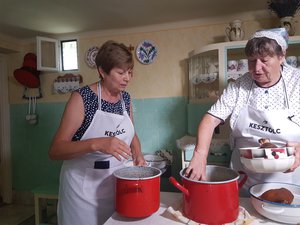 Klányiné Rozi és Kecsekmétiné Madgi a füstölt húsos levessel