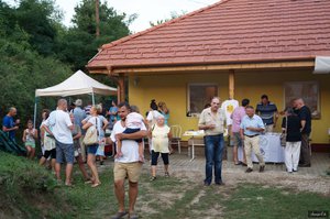 ÍHering Csabi grillkolbásszal, az Ízörzők csapata krumplibabával készült