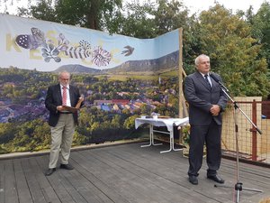 Borsó Tibor, a megyei önkormányzat elnöke köszönti a kesztölcieket