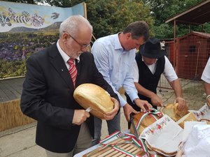 Vöröskői István, Szivek Péter és Kochnyák Sándor felszeletelik a megszentelt kenyeret