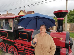 Simonekné Zsuzsa a kisvonat előtt