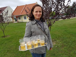 Szivek Szilvi a pincéjük borát kínálja a szüreti felvonulóknak