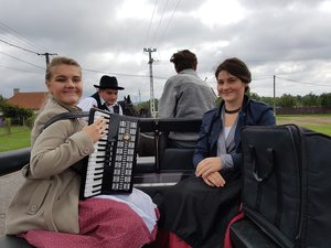 Hatalmas mosolyok a Velmo tanya hintóján