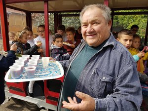 A menetet megkínálták finom háziborral, pogácsával