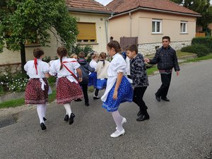 A kesztölci gyerekek tánca a felvonulás egyik megállójában