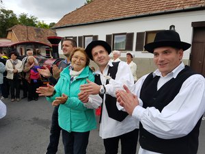 A táncosokat tapssal buzdítottuk