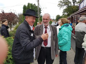 Szivek Gyula és Vöröskői István polgármester a Szabadság téren fogadták a felvonulókat