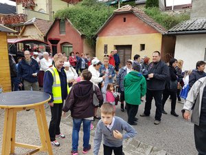 Megérkezett a menet a Kostel pincéhez