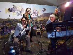 Este a Klastrom Band zenéjére táncolhattunk