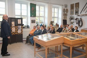A megújult terem a tárlókkal