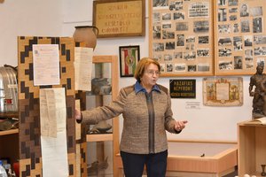 Radovics Istvánné a paravánokon elhelyezett dokumentumokról beszél