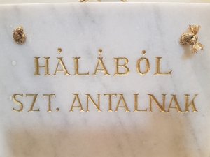 Márványtábla a Szent Antal szobornál