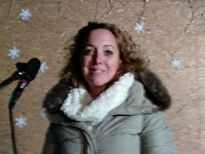 Klinger Ági köszönti a kesztölcieket