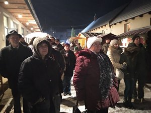 A kesztölciek dr. Magyar Pál atya szavait hallgatják