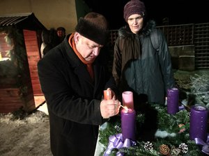 Wieszt Emese és Krázsik Róbert az Egyházközség képviseletében meggyújtották az első adventi gyertyát
