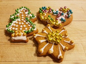 Kara Erika gyönyörű mézeskalácsokat készített a gyerekekkel.