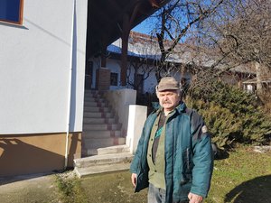 Simonek Antal a Plébánia udvarán