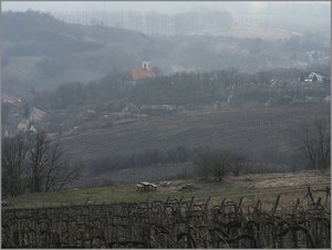 A templom és a falu a Fekete-hegy oldaláról