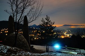 Megérkeznek az első teljesítménytúrások - A Pilis Szent Keresztje túra résztvevőinek fényei látszanak.