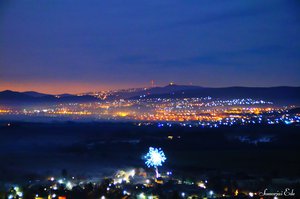 A távolban Buda csúcsai, kilátói és antennái. És a szilveszteri tűzijátékok.