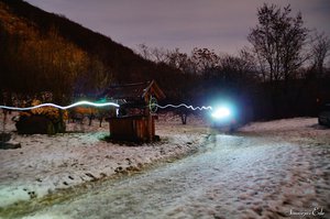  Visszafelé ismét a Mészégetők Kútjánál járunk, már lassan száz éjszakai teljesítménytúrázóval találkoztunk, és csak jönnek és jönnek a kápolnához.