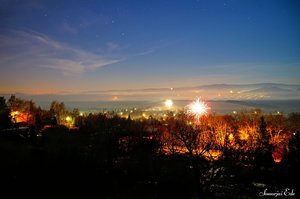 Éjfélkor elindulnak az ünneplők rakétái még a hegyoldalban is.