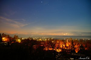 Éjfélkor a távolban látható sok-sok fény mind a köd fölé emelkedő tűzijáték.