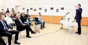 A vendégek Dr. Völner Pál előadását hallgatják.