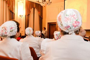 A kesztölci Pávakör tagjai hallgatják az előadást