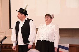 A Kochnyák-házaspár bemutatta a kesztölci népviseletet