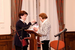Mezeiné megköszöni az előadást