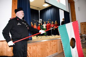 Simonek Antal a nemzeti zászlóval