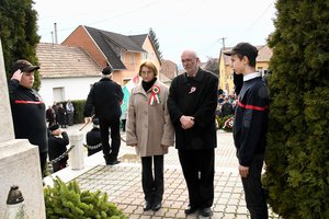 Vöröskói István polgármester és Radovics Istvánné alpolgármester a Hősök emlékművénél