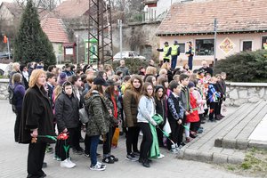 Iskolásaink a Hősök emlékműve előtt