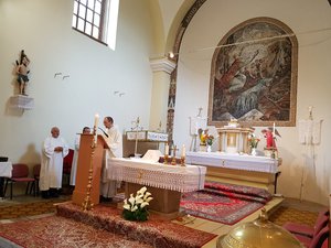 Csóka János atya a Szent Kelemen Templomban misét celebrál