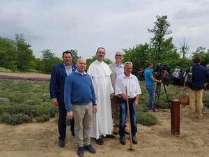 János atya a Gyógynövénykertet fenttartó Borklub tagjaival